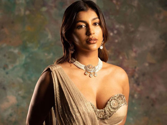 Jaw Dropping Glamour Treat From Yashika Anand